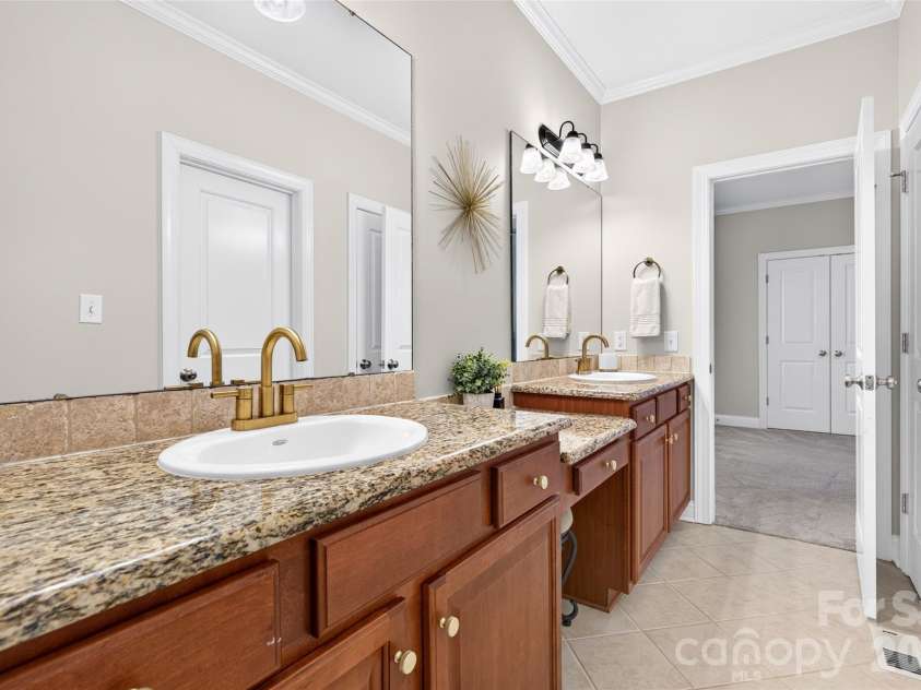 4565 River Hills Drive, Denver, NC 28037.  MLS# CAR4415518, YatesRealty ID 46706. Jack and Jill Full Bath Main Level