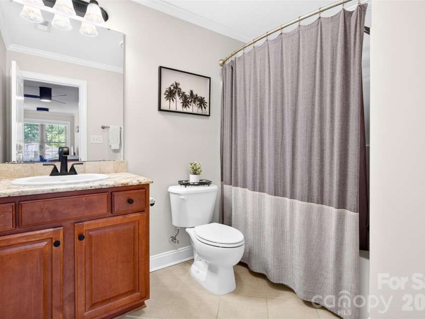 4565 River Hills Drive, Denver, NC 28037.  MLS# CAR4415518, YatesRealty ID 46706. Upper Level Guest Full Bath