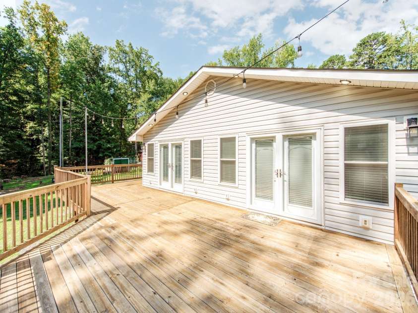 7124 Ridge Lane Road, Charlotte, NC 28262.  MLS# CAR4411281, YatesRealty ID 46708. 