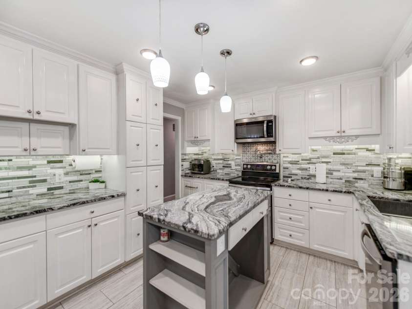 7124 Ridge Lane Road, Charlotte, NC 28262.  MLS# CAR4411281, YatesRealty ID 46708. Beautiful Chefs Kitchen
