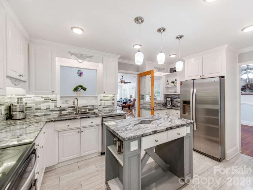 7124 Ridge Lane Road, Charlotte, NC 28262.  MLS# CAR4411281, YatesRealty ID 46708. Fully Updated Chefs Kitchen with High-End Granite Countertops