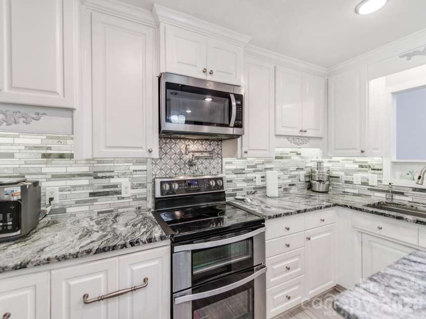 7124 Ridge Lane Road, Charlotte, NC 28262.  MLS# CAR4411281, YatesRealty ID 46708. Stainless Steel Appliances