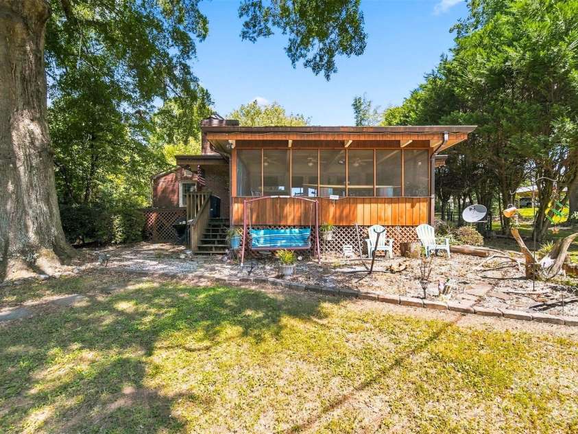 35 Loudonya Lane, Hickory, NC 28601.  MLS# CAR4417557, YatesRealty ID 46711. 