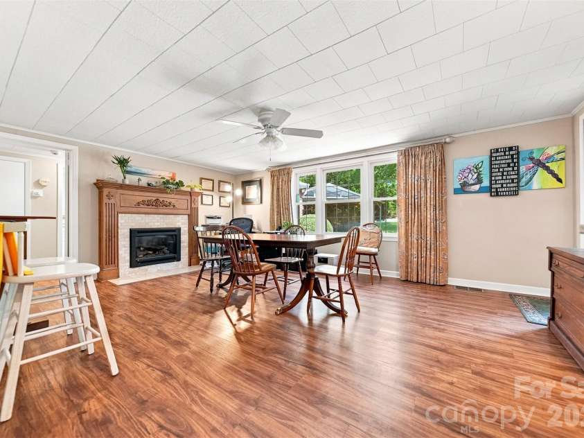 35 Loudonya Lane, Hickory, NC 28601.  MLS# CAR4417557, YatesRealty ID 46711. 