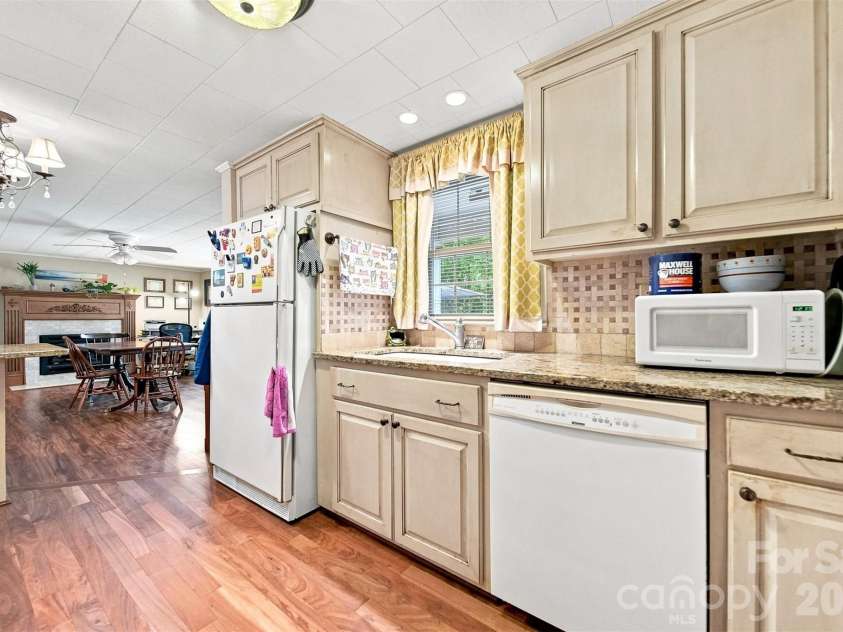 35 Loudonya Lane, Hickory, NC 28601.  MLS# CAR4417557, YatesRealty ID 46711. 