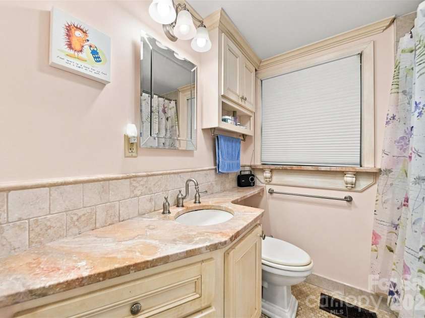 35 Loudonya Lane, Hickory, NC 28601.  MLS# CAR4417557, YatesRealty ID 46711. 