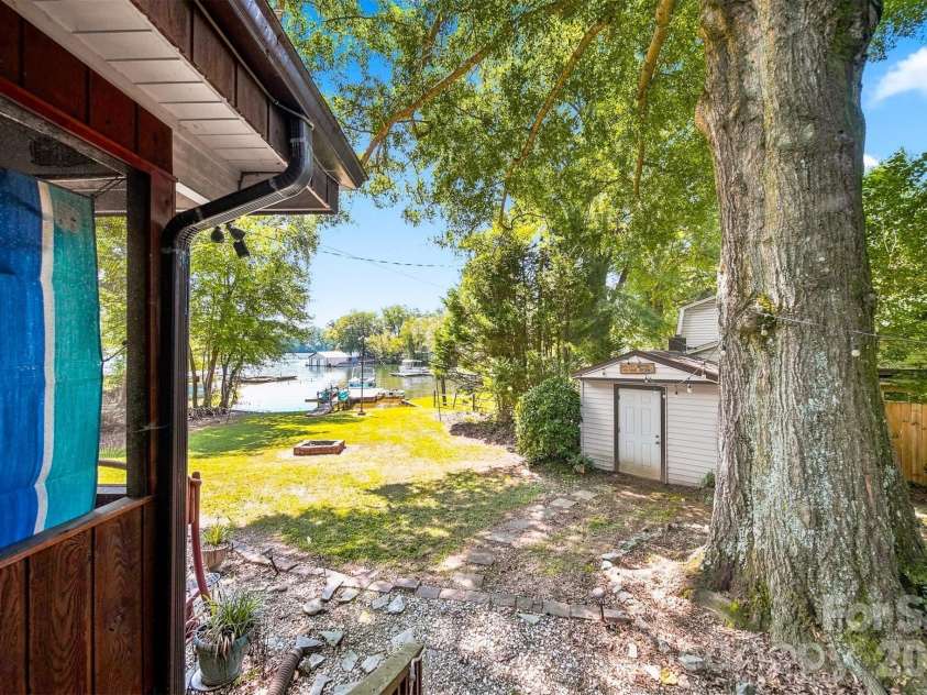 35 Loudonya Lane, Hickory, NC 28601.  MLS# CAR4417557, YatesRealty ID 46711. 