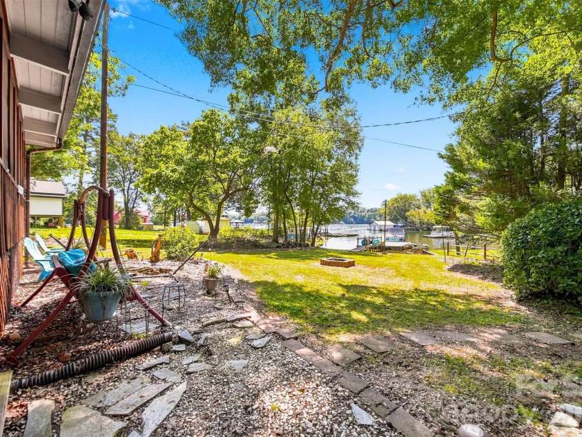 35 Loudonya Lane, Hickory, NC 28601.  MLS# CAR4417557, YatesRealty ID 46711. 