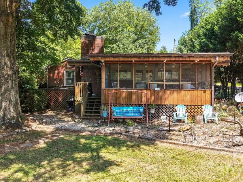35 Loudonya Lane, Hickory, NC 28601.  MLS# CAR4417557, YatesRealty ID 46711. 