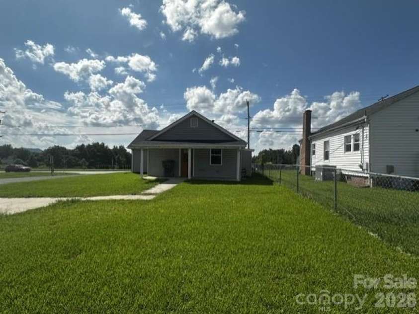 910 Linwood Road, Gastonia, NC 28052.  MLS# CAR4418117, YatesRealty ID 46714. 
