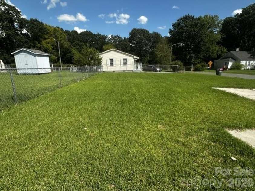 910 Linwood Road, Gastonia, NC 28052.  MLS# CAR4418117, YatesRealty ID 46714. 