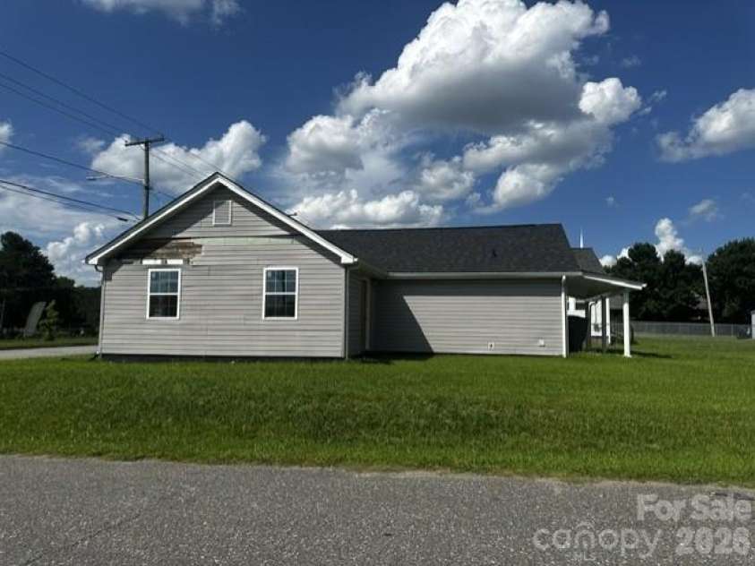 910 Linwood Road, Gastonia, NC 28052.  MLS# CAR4418117, YatesRealty ID 46714. 