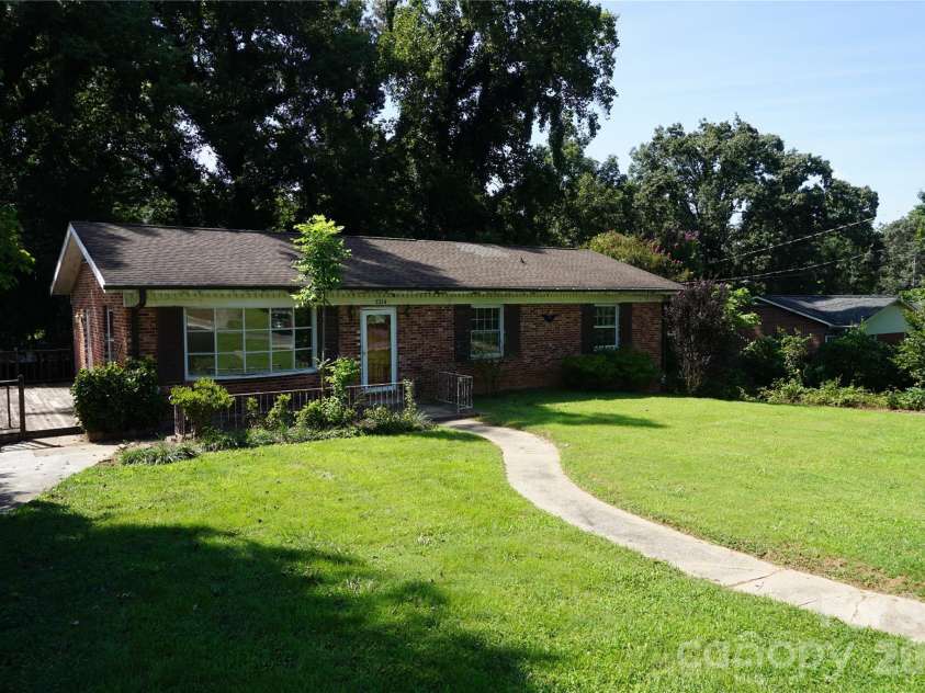 5214 Northview Drive, Hickory, NC 28601.  MLS# CAR4418097, YatesRealty ID 46720. 