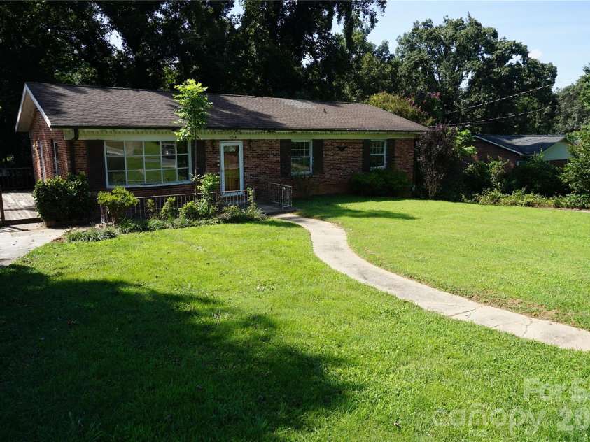 5214 Northview Drive, Hickory, NC 28601.  MLS# CAR4418097, YatesRealty ID 46720. 