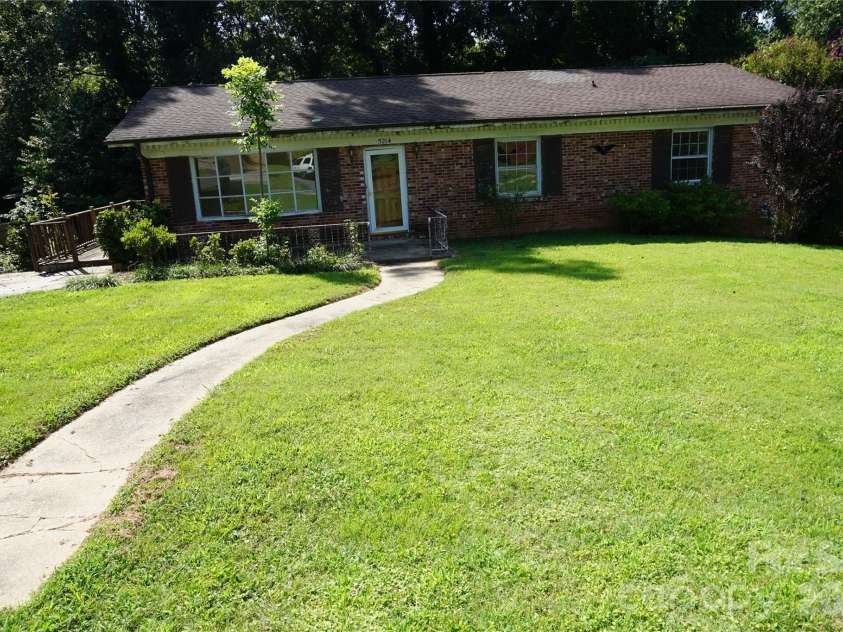 5214 Northview Drive, Hickory, NC 28601.  MLS# CAR4418097, YatesRealty ID 46720. 