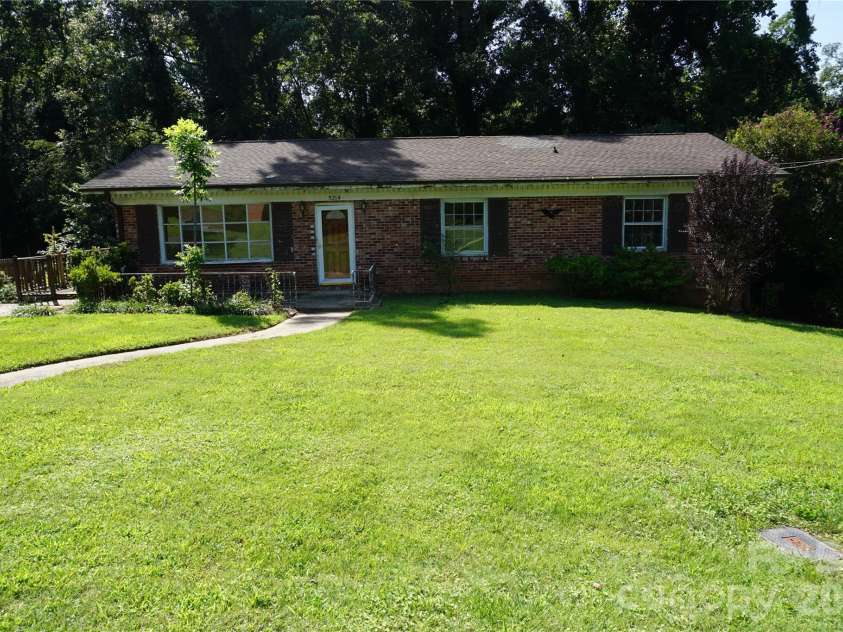 5214 Northview Drive, Hickory, NC 28601.  MLS# CAR4418097, YatesRealty ID 46720. 