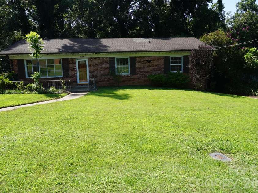 5214 Northview Drive, Hickory, NC 28601.  MLS# CAR4418097, YatesRealty ID 46720. 