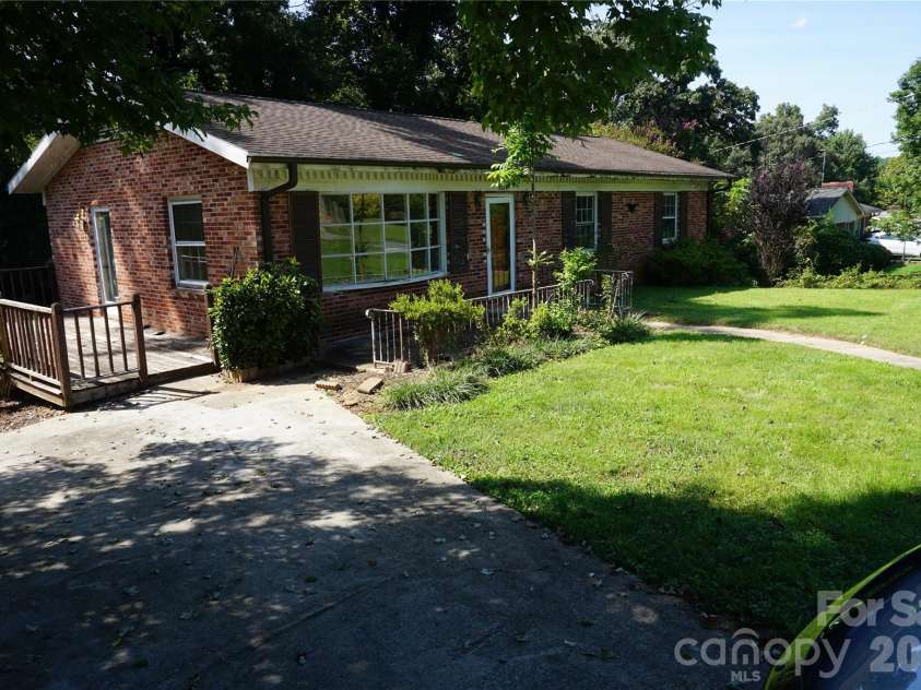 5214 Northview Drive, Hickory, NC 28601.  MLS# CAR4418097, YatesRealty ID 46720. 