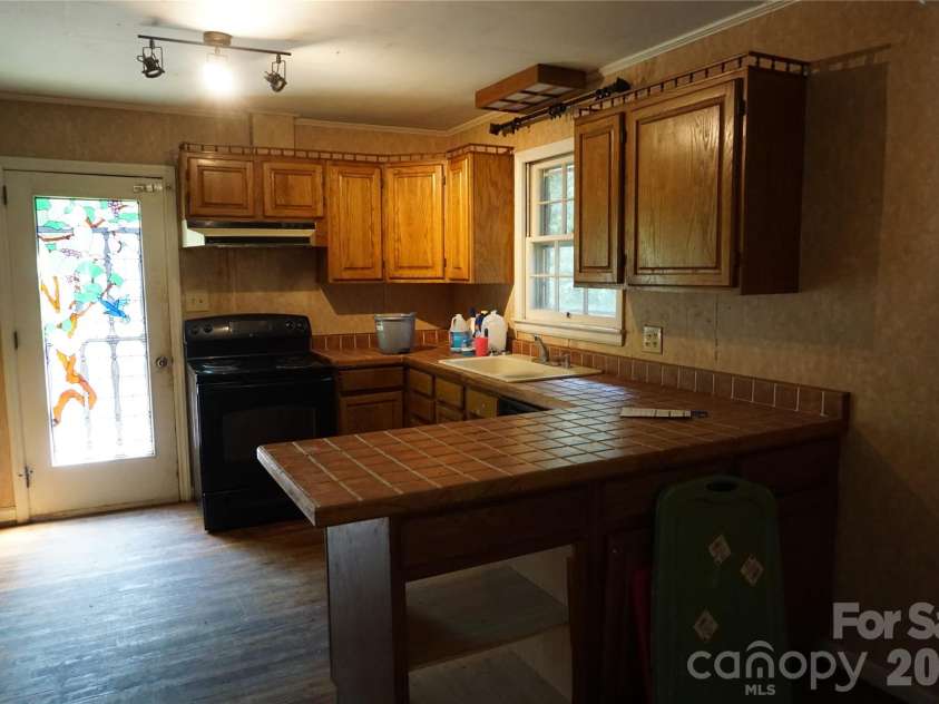 5214 Northview Drive, Hickory, NC 28601.  MLS# CAR4418097, YatesRealty ID 46720. 