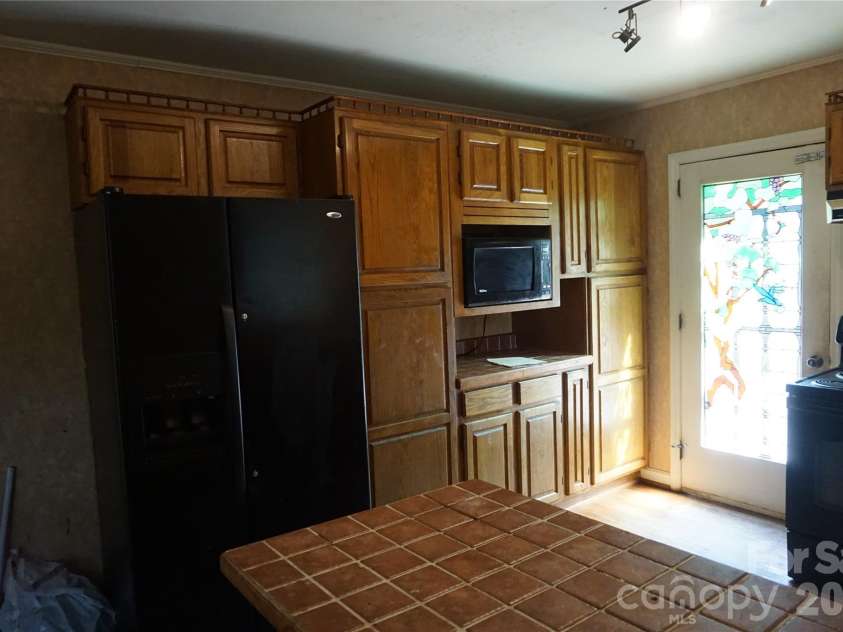 5214 Northview Drive, Hickory, NC 28601.  MLS# CAR4418097, YatesRealty ID 46720. 