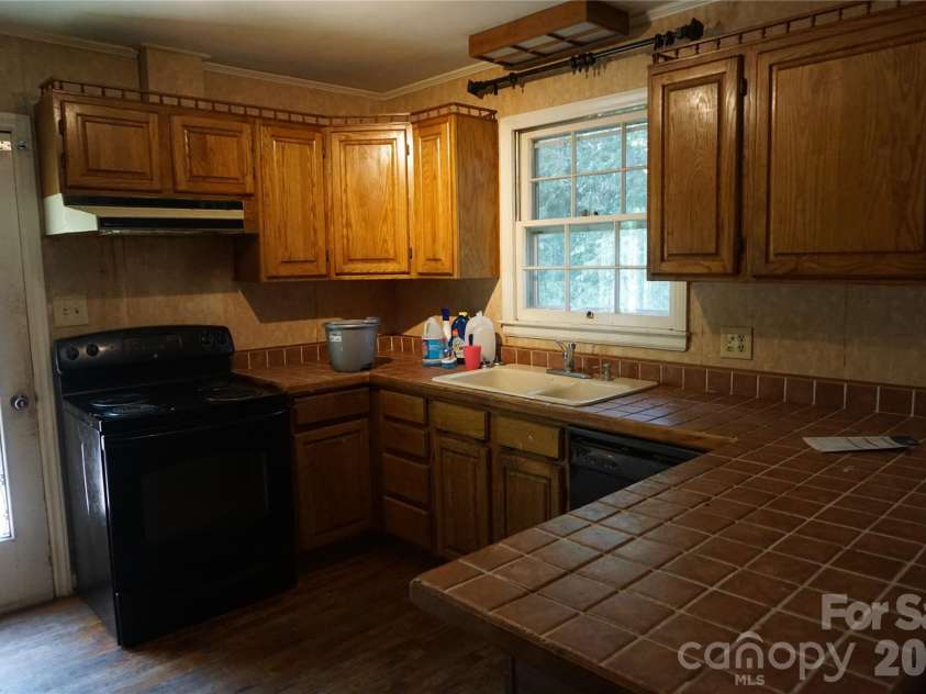 5214 Northview Drive, Hickory, NC 28601.  MLS# CAR4418097, YatesRealty ID 46720. 