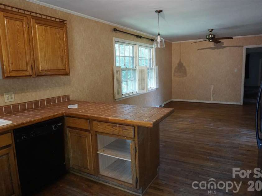 5214 Northview Drive, Hickory, NC 28601.  MLS# CAR4418097, YatesRealty ID 46720. 