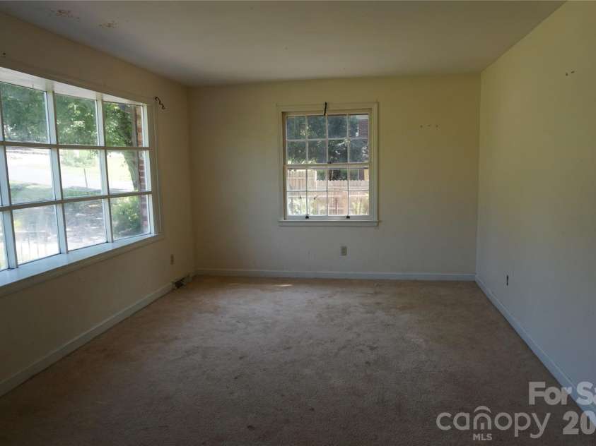 5214 Northview Drive, Hickory, NC 28601.  MLS# CAR4418097, YatesRealty ID 46720. 