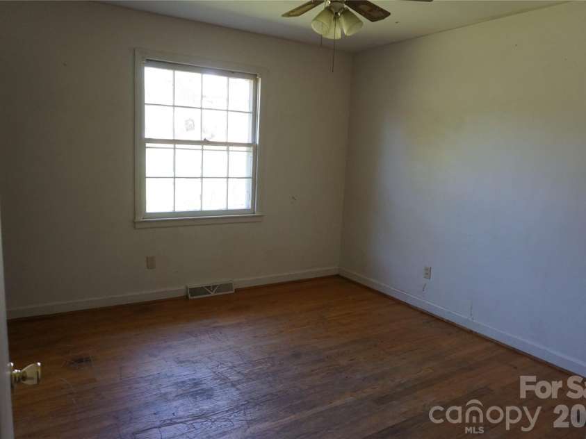 5214 Northview Drive, Hickory, NC 28601.  MLS# CAR4418097, YatesRealty ID 46720. 