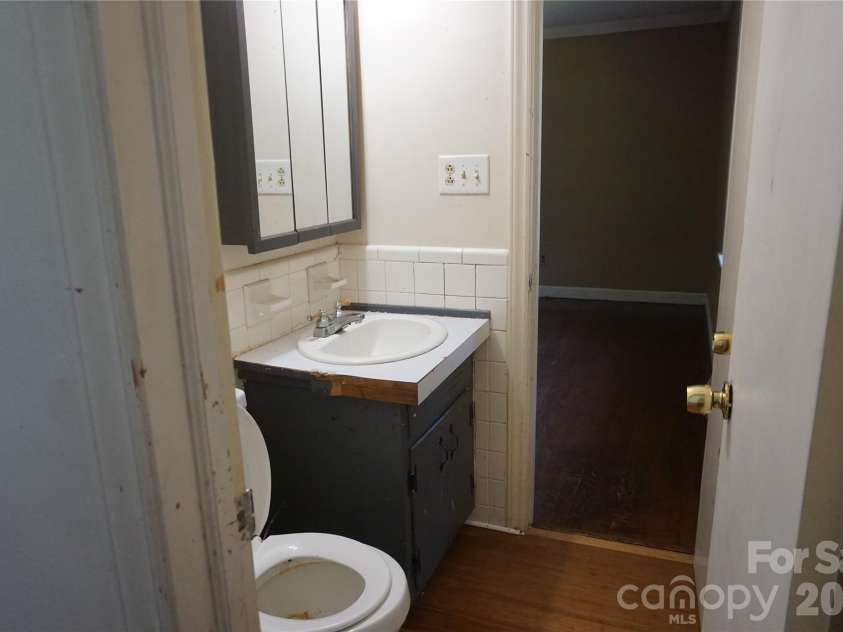 5214 Northview Drive, Hickory, NC 28601.  MLS# CAR4418097, YatesRealty ID 46720. 