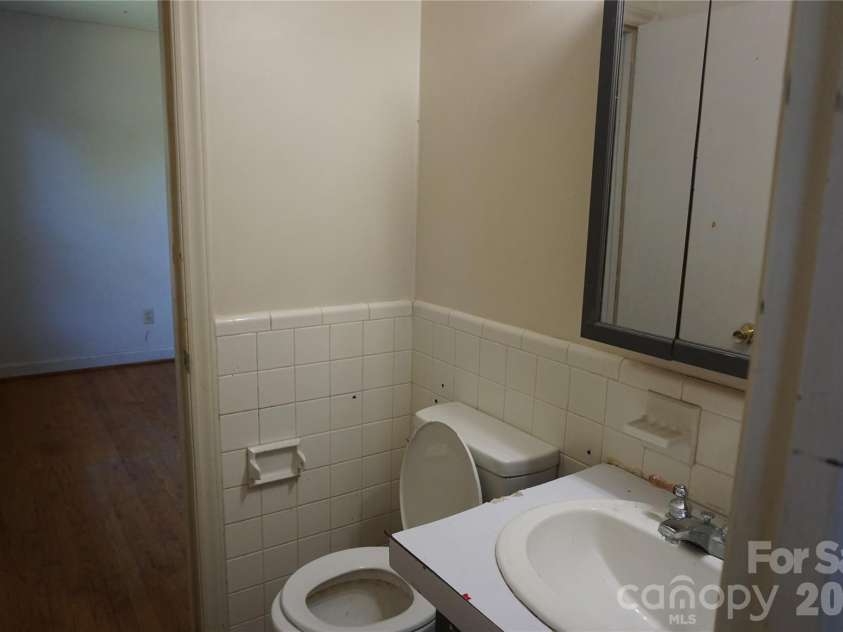 5214 Northview Drive, Hickory, NC 28601.  MLS# CAR4418097, YatesRealty ID 46720. 