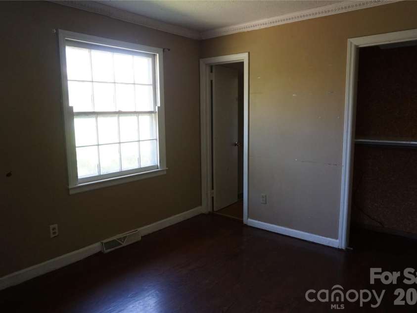 5214 Northview Drive, Hickory, NC 28601.  MLS# CAR4418097, YatesRealty ID 46720. 