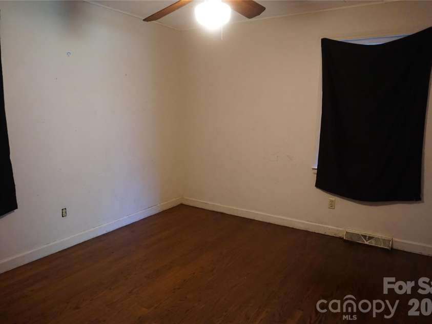5214 Northview Drive, Hickory, NC 28601.  MLS# CAR4418097, YatesRealty ID 46720. 