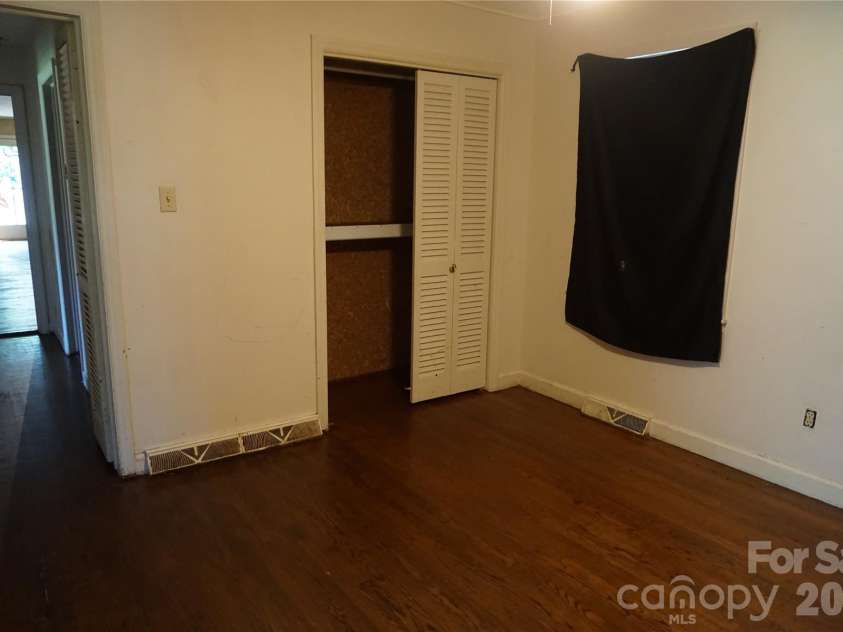 5214 Northview Drive, Hickory, NC 28601.  MLS# CAR4418097, YatesRealty ID 46720. 