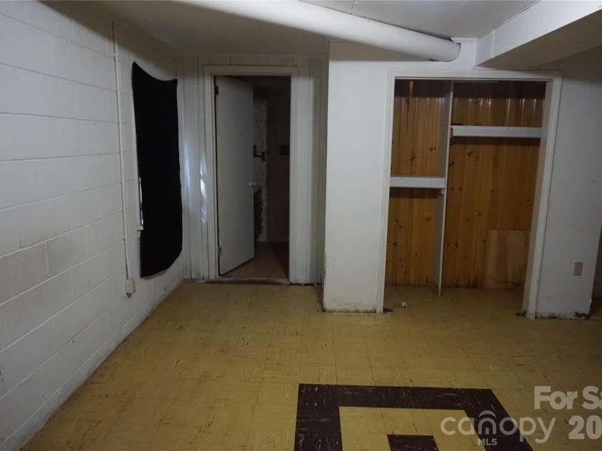 5214 Northview Drive, Hickory, NC 28601.  MLS# CAR4418097, YatesRealty ID 46720. 