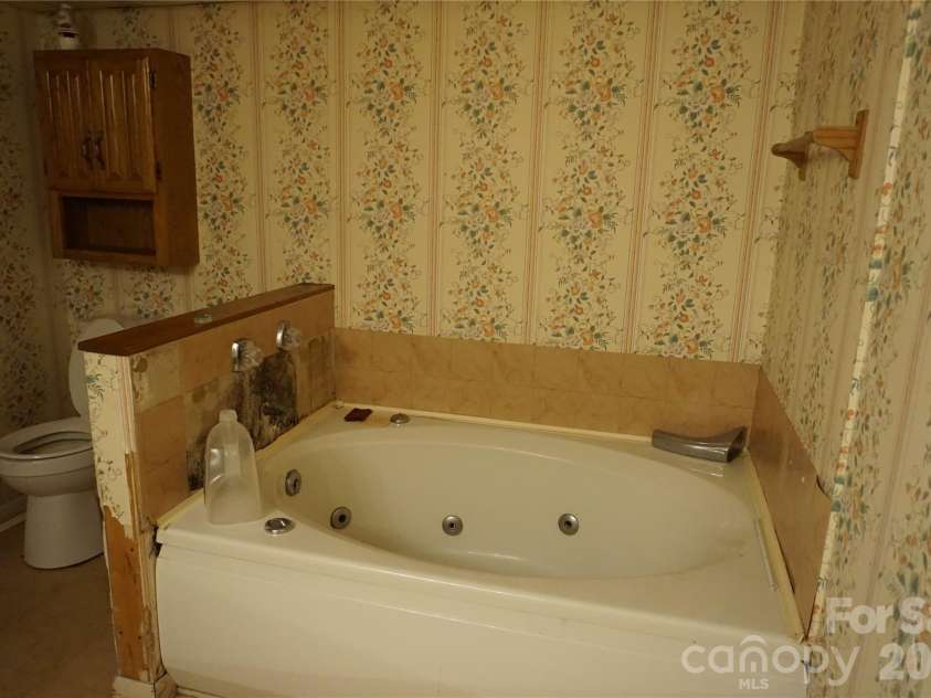 5214 Northview Drive, Hickory, NC 28601.  MLS# CAR4418097, YatesRealty ID 46720. 