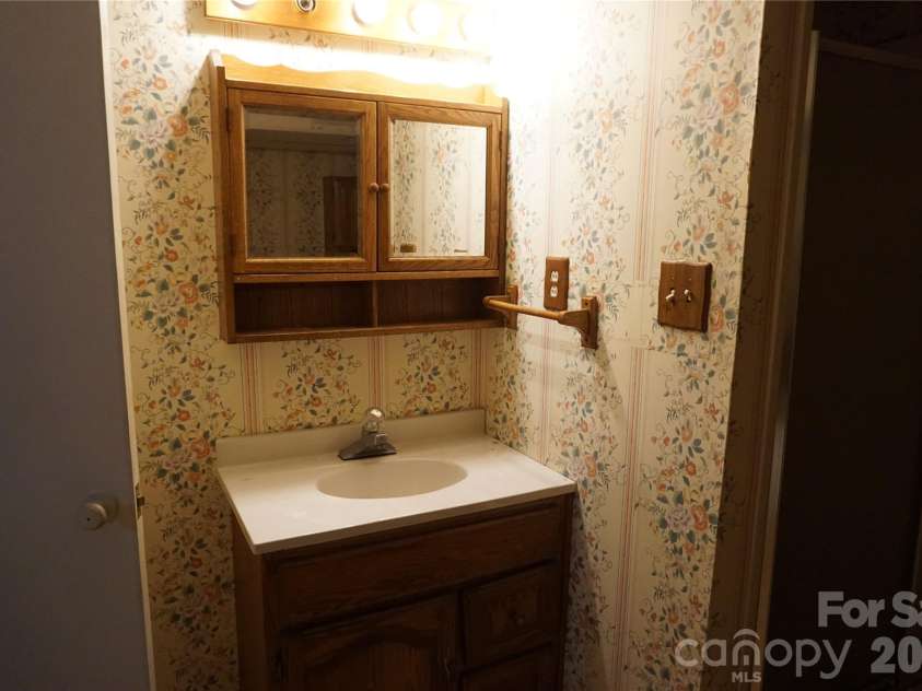 5214 Northview Drive, Hickory, NC 28601.  MLS# CAR4418097, YatesRealty ID 46720. 