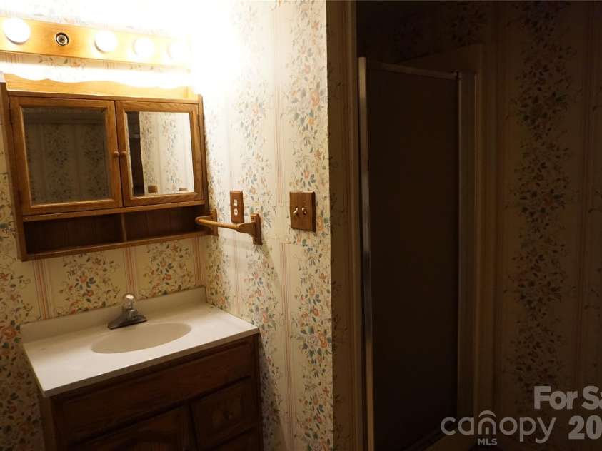 5214 Northview Drive, Hickory, NC 28601.  MLS# CAR4418097, YatesRealty ID 46720. 