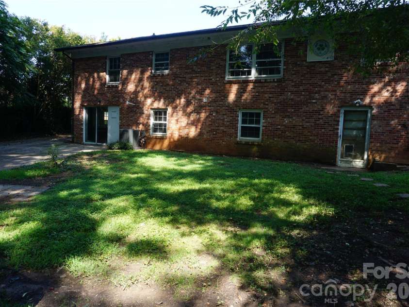 5214 Northview Drive, Hickory, NC 28601.  MLS# CAR4418097, YatesRealty ID 46720. 