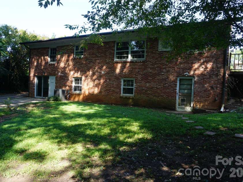 5214 Northview Drive, Hickory, NC 28601.  MLS# CAR4418097, YatesRealty ID 46720. 