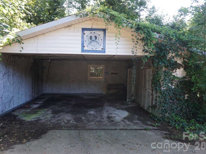 5214 Northview Drive, Hickory, NC 28601.  MLS# CAR4418097, YatesRealty ID 46720. 