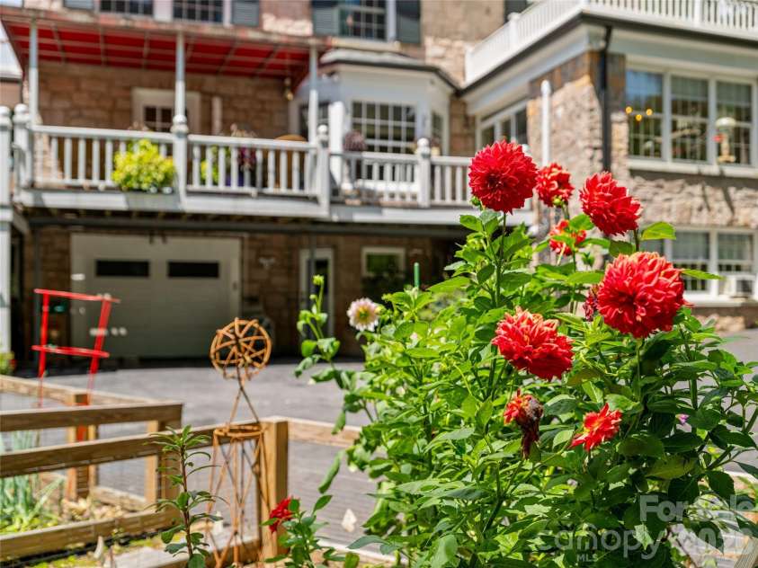 14 Griffing Boulevard, Asheville, NC 28804.  MLS# CAR4413603, YatesRealty ID 46721. Beauty at every angle!