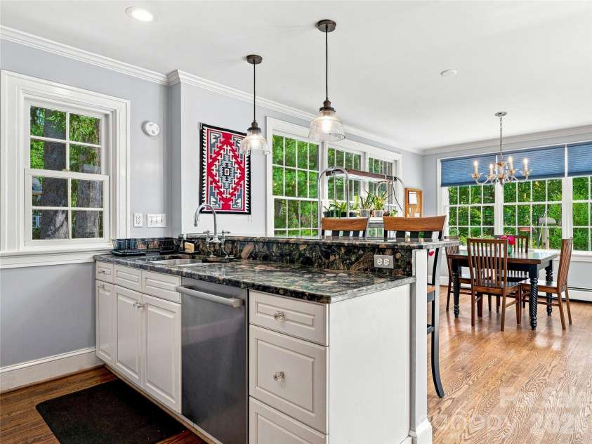 14 Griffing Boulevard, Asheville, NC 28804.  MLS# CAR4413603, YatesRealty ID 46721. Breakfast bar
