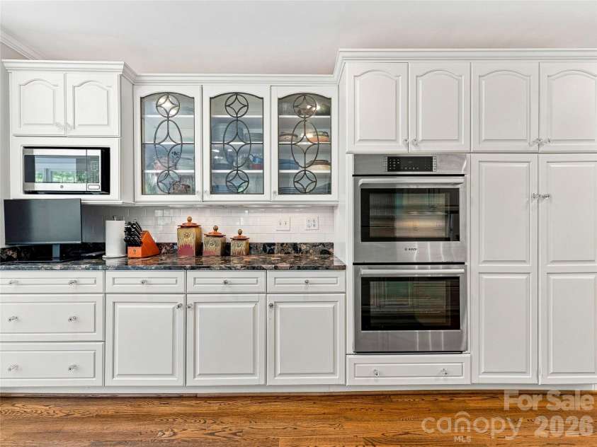 14 Griffing Boulevard, Asheville, NC 28804.  MLS# CAR4413603, YatesRealty ID 46721. Double ovens and plenty of storage