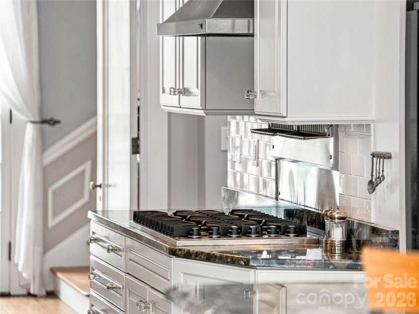 14 Griffing Boulevard, Asheville, NC 28804.  MLS# CAR4413603, YatesRealty ID 46721. Viking Gas Range