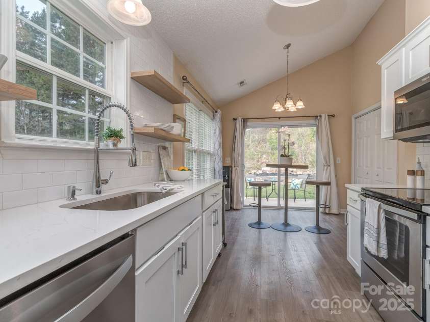 163 Brookshire Drive, Fort Mill, SC 29715.  MLS# CAR4234398, YatesRealty ID 4673. Beautiful Bright Kitchen with Vaulted Ceilings