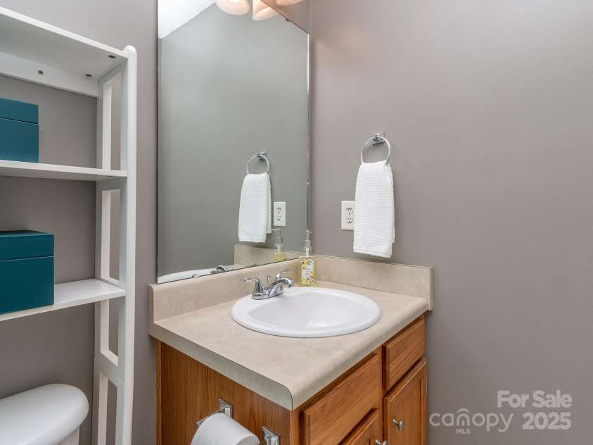 163 Brookshire Drive, Fort Mill, SC 29715.  MLS# CAR4234398, YatesRealty ID 4673. Hall Bath