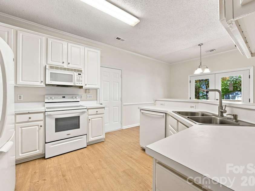 12313 Carolina Crossing Drive, Charlotte, NC 28273.  MLS# CAR4402482, YatesRealty ID 46735. 