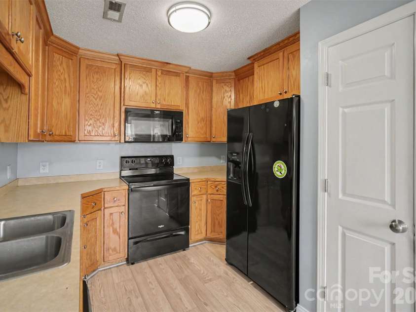 304 Llewellyn Street, Belmont, NC 28012.  MLS# CAR4413586, YatesRealty ID 46738. Kitchen