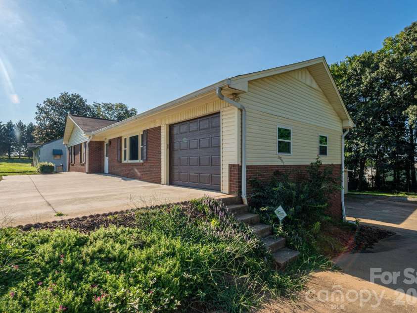1306 11th Avenue, Hickory, NC 28602.  MLS# CAR4418185, YatesRealty ID 46742. 