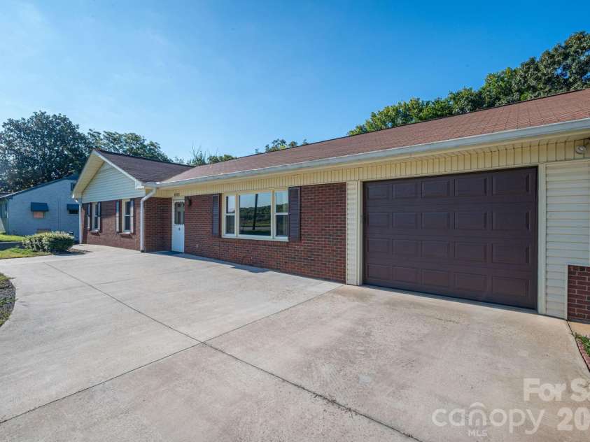 1306 11th Avenue, Hickory, NC 28602.  MLS# CAR4418185, YatesRealty ID 46742. 